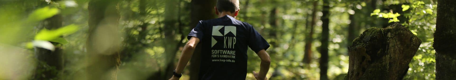 KWP Mitarbeiter läuft durch einen Wald