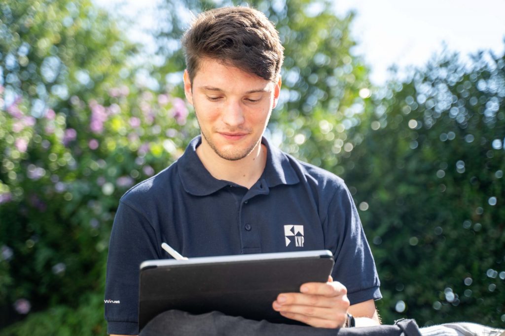 Ein Mitarbeiter von KWP arbeitet am Tablet