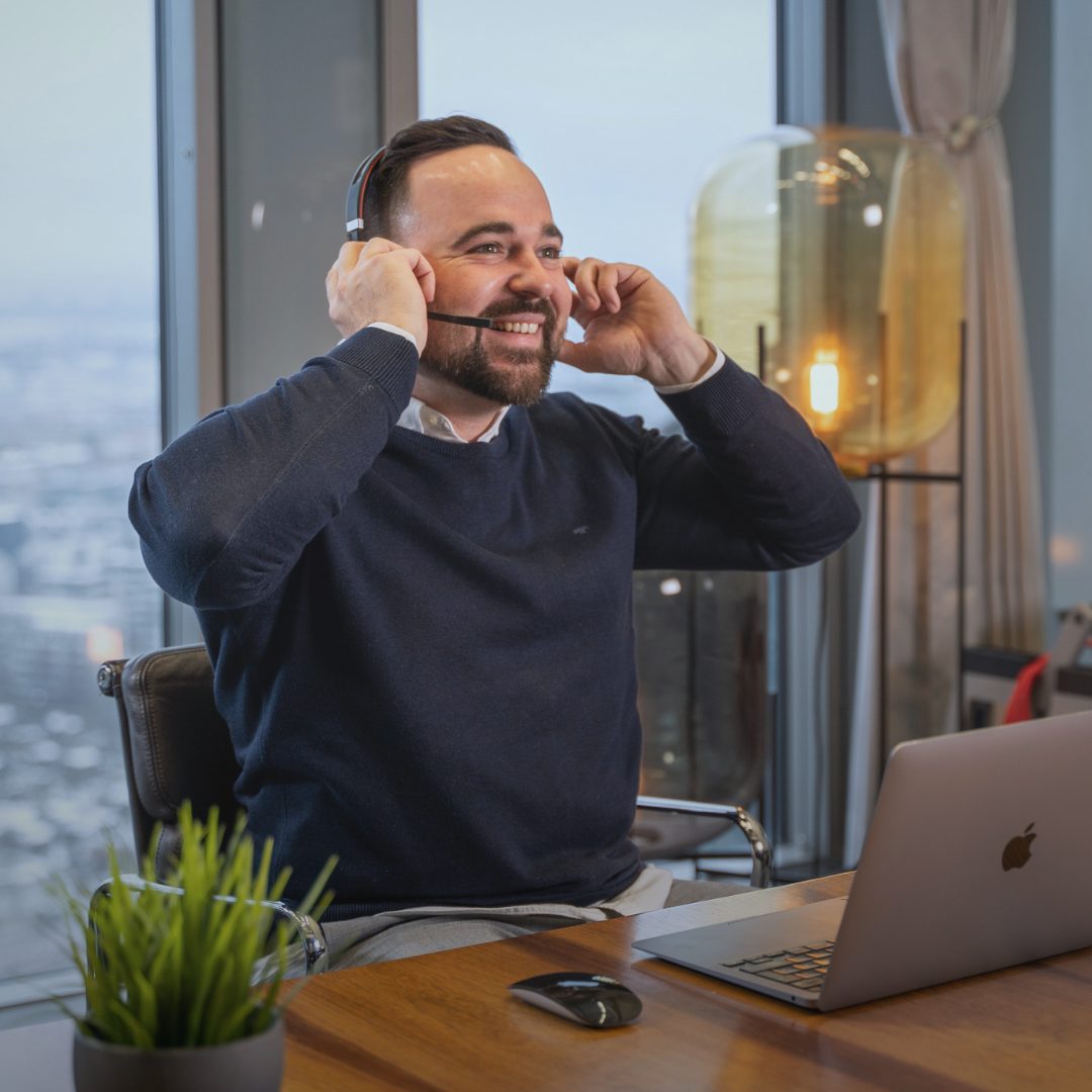 KWP AP Webinar CK Telefon Geschäftsführer von Alpha-Persona am Telefon