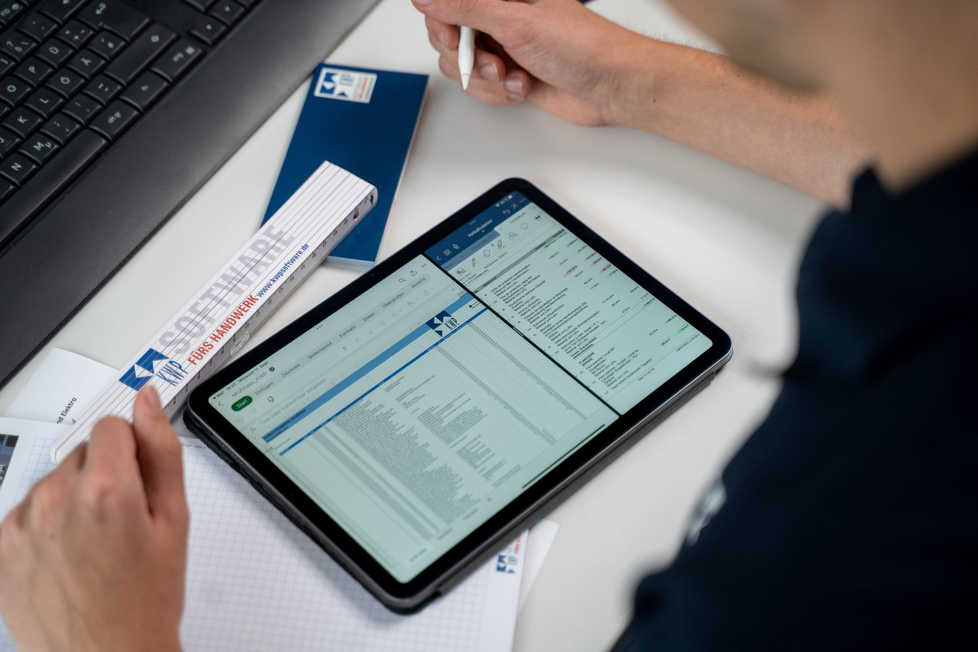 Modul Aufmaß Mitarbeiter bei der Aufmaß-Erfassung am Tablet