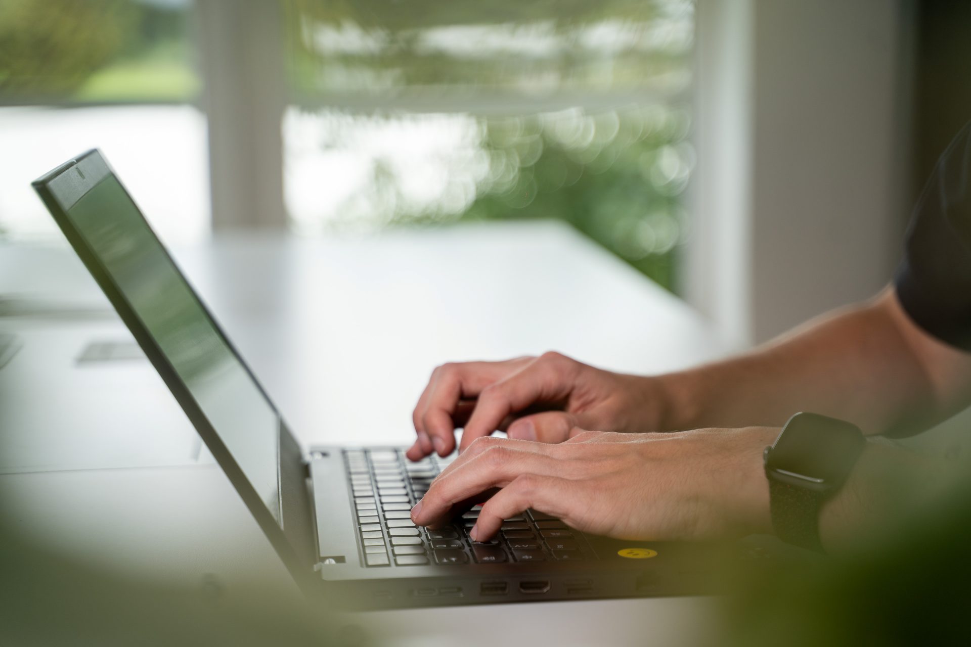 REGIE Mitarbeiter arbeitet am Laptop